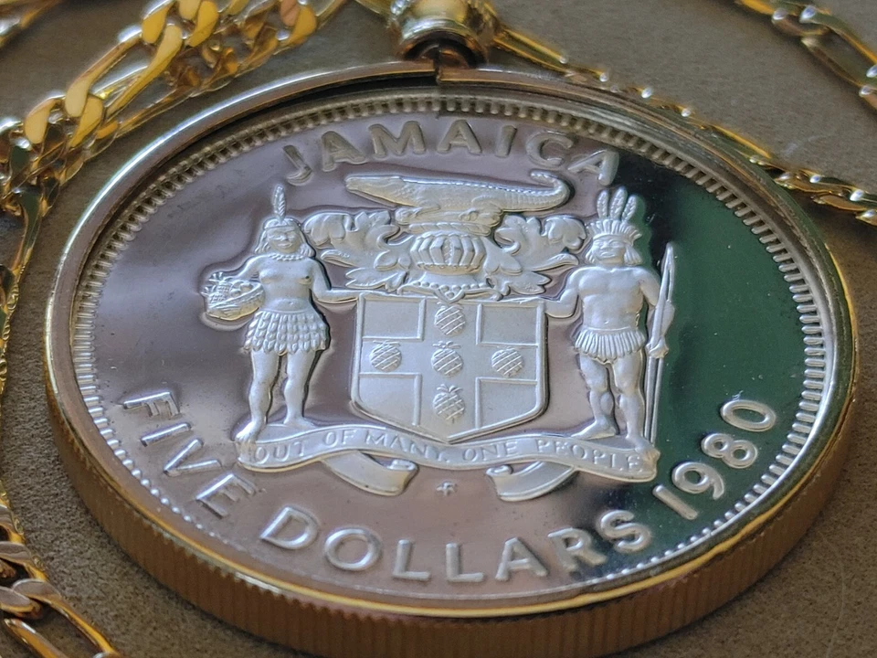 Colgante de dólar de plata Caribe 1980 Jamaica en una cadena llena de oro de 24" 18 kgf Foto 2 de 4