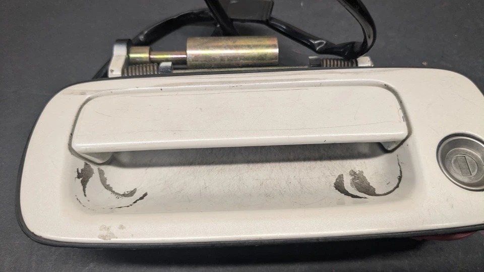 Ручка передней внешней двери со стороны водителя для Lexus LS400 1995-2000 годов выпуска БЕЛАЯ (ОРИГИНАЛЬНАЯ) NO16 - Изображение 4 из 4