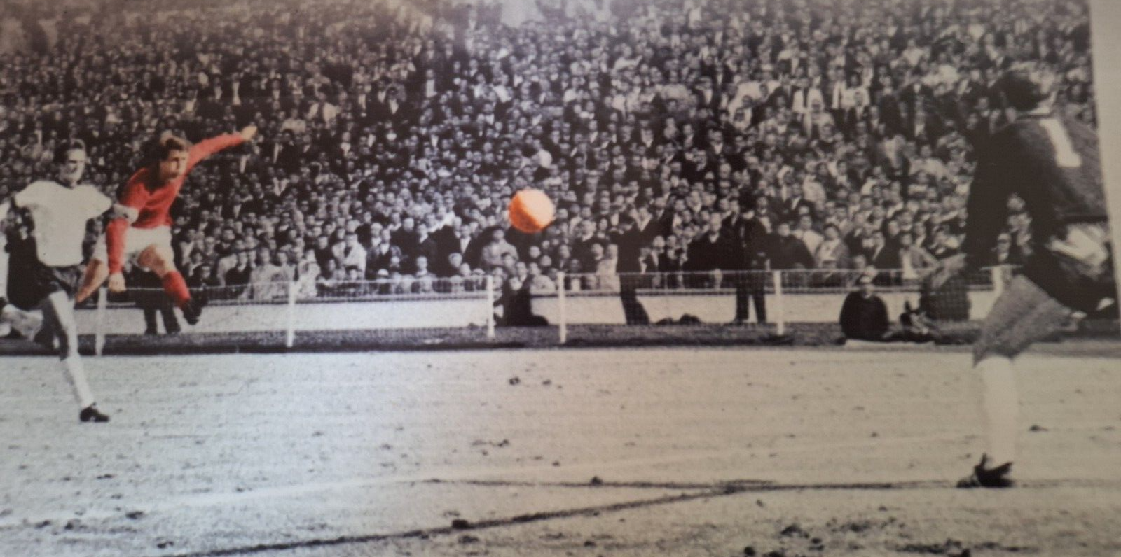 SIR GEOFF HURST HAND SIGNED 1966 WORLD CUP FINAL HATTRICK 18x14