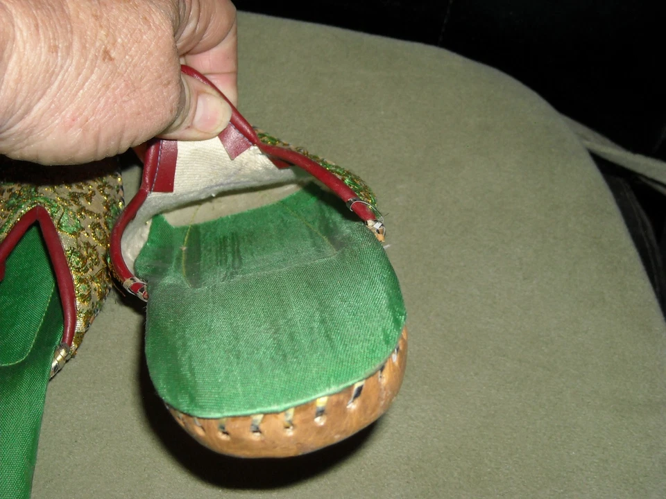 vintage genie Arabian silk Halloween real shoes leather bottoms green gold red - Image 4 of 4