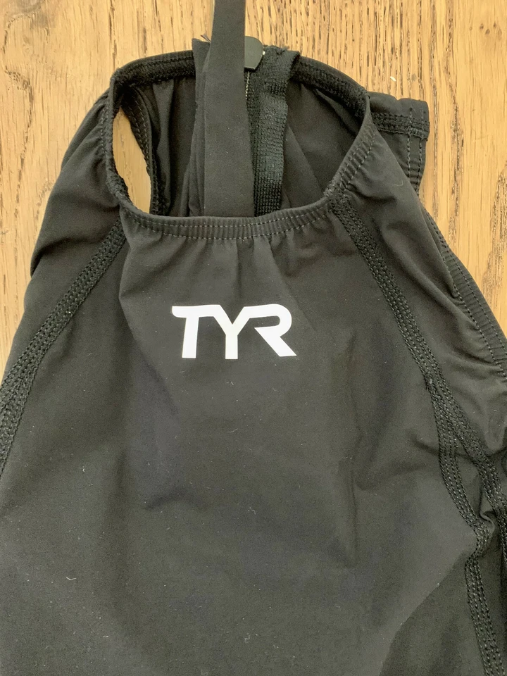 Traje de baño TYR para hombre 30 negro trazador ligero cuerpo completo cremallera trasera hecho en EE. UU. nuevo en caja Foto 3 de 4