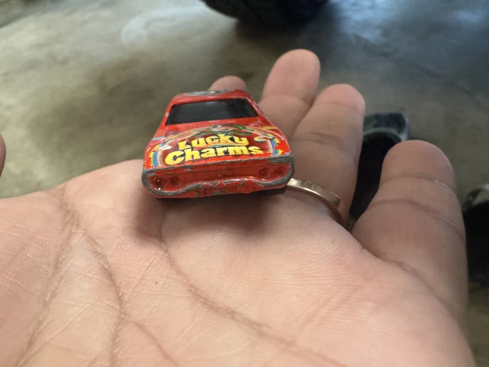 ЛИТАЯ МОДЕЛЬ АВТОМОБИЛЯ HOT WHEELS RICHARD PETTY '71 PLYMOUTH GTX NO43LUCK CHARMS 1:64  - Изображение 3 из 4