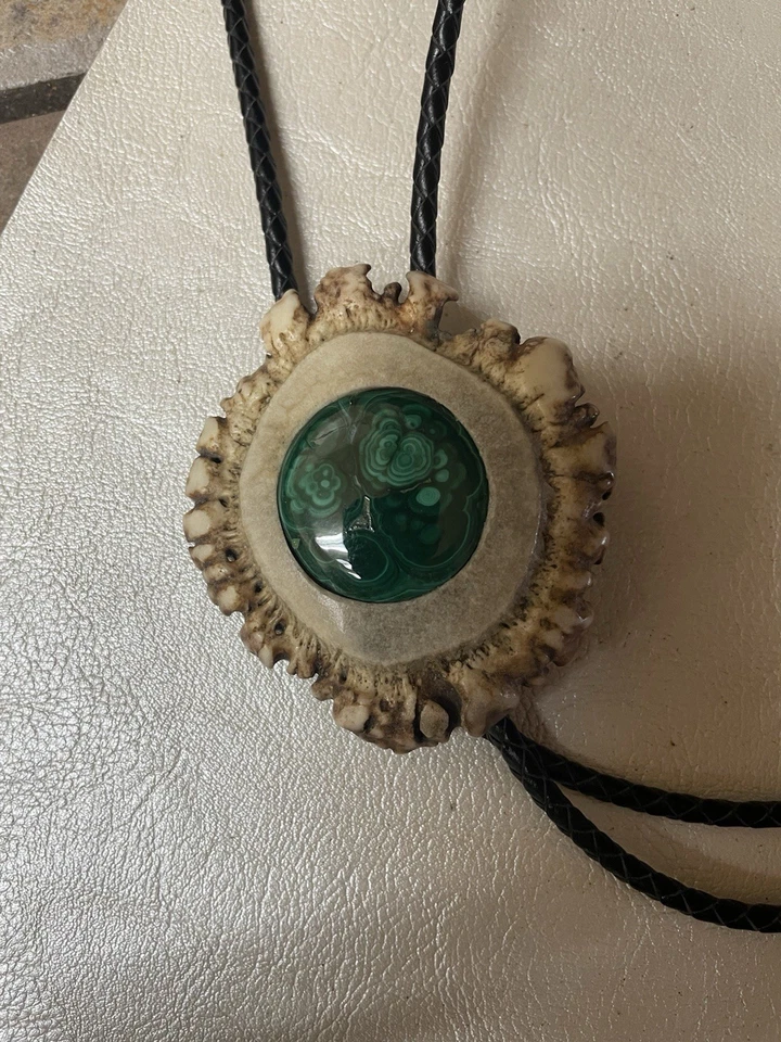 Corbata de bolo de corona de alce con hermosa incrustación de piedra de malaquita. Foto 3 de 4