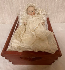 Set Mignonette Vintage Bisque Baby Doll con Letto, Abito in Pizzo Spedizione Gratuita Me