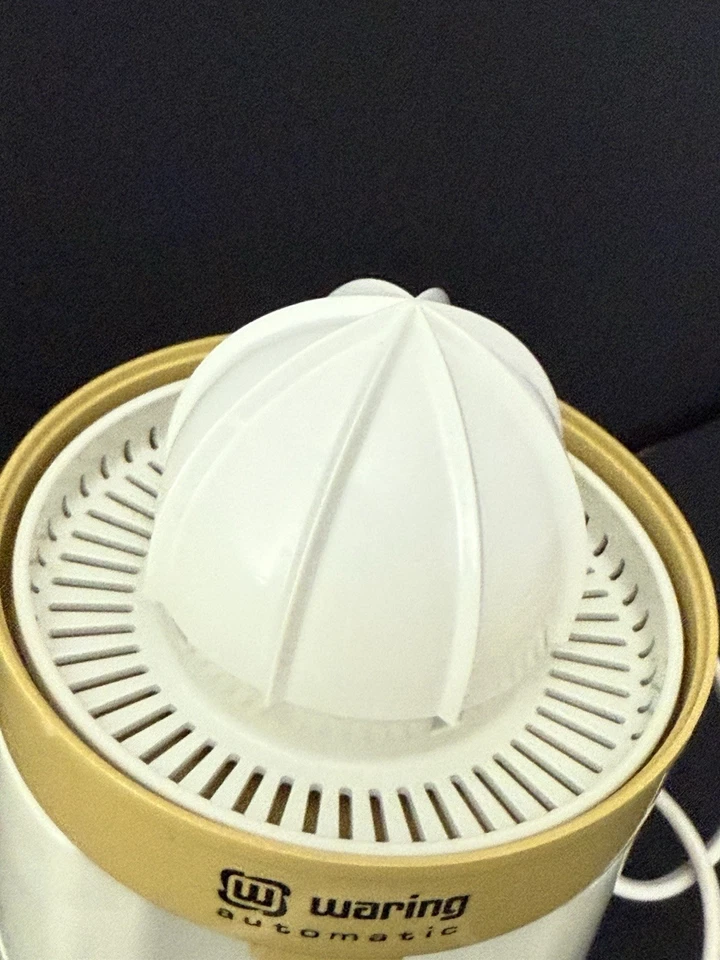 Vintage Waring Juicer. Very Clean. Model: 11JC10. Works Well. - Image 3 of 4