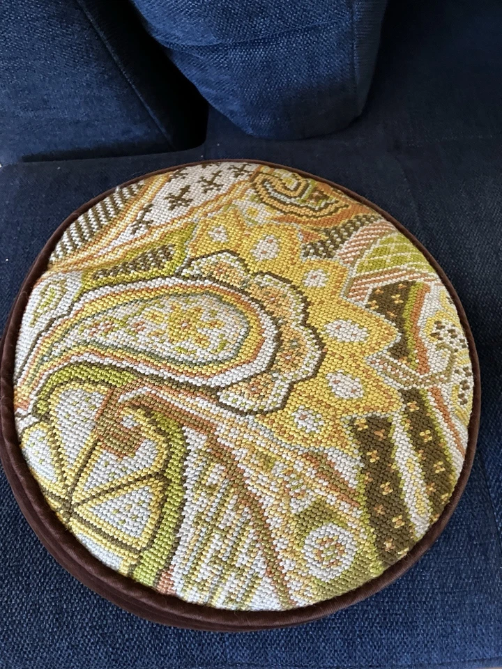 Almohada redonda hecha a mano Needlepoint Paisley verde amarillo marrón terciopelo trasero Foto 3 de 4