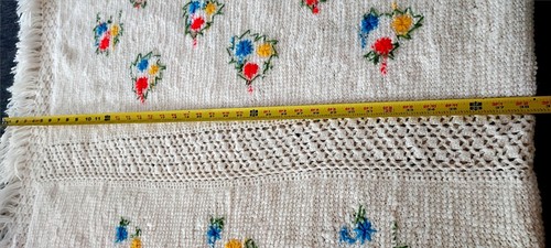 Vintage 1970s hand crocheted throw shawl flowers fringe boho groovy cottage - Picture 5 of 6
