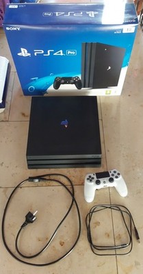 Playstation 4 Pro 1Tb Mit 1 Controller und Anschlusskabel