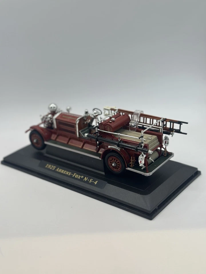Camión de bomberos Yat Ming Road Signature Series 1925 Ahrens-Fox N-S-4 1:43 en caja Foto 2 de 4