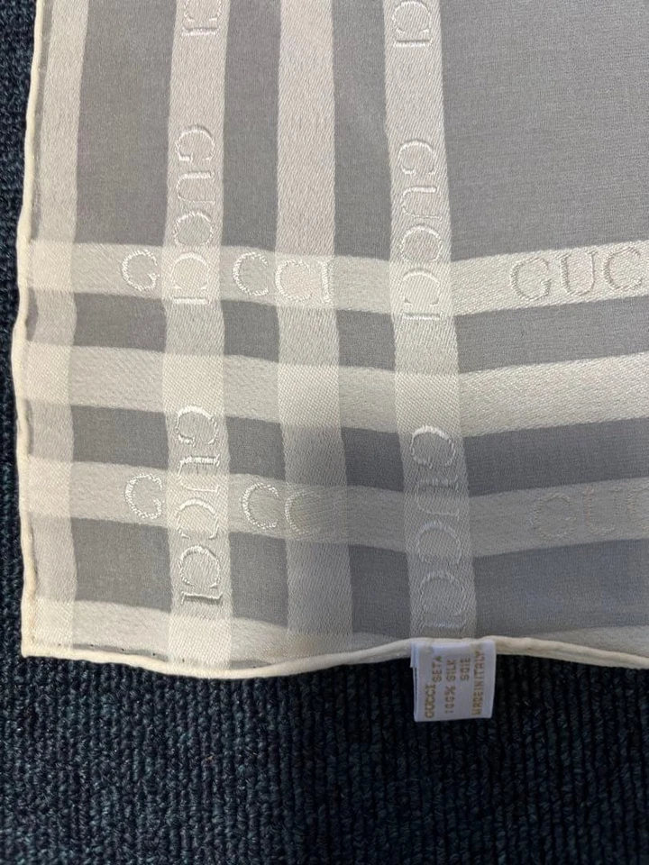 Bufanda de Seda Gucci Rayas Blancas 80x80cm Usada con Manchas Ligeras de Japón Foto 2 de 4