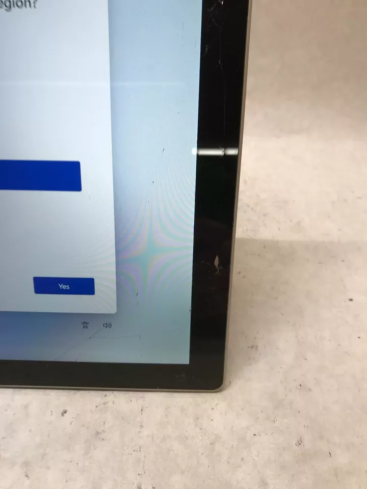 Microsoft Surface Pro 5 1796 i5 4GB RAM 128GB SSD Windows 11 *CRACKED* AS IS -DW - Image 4 of 4