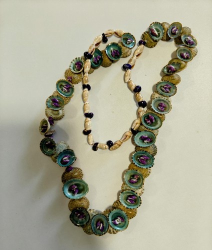 Vintage Hand Crafted Dyed & Natural Seashells 30" RARE Dainty Lei Style - Picture 3 of 6
