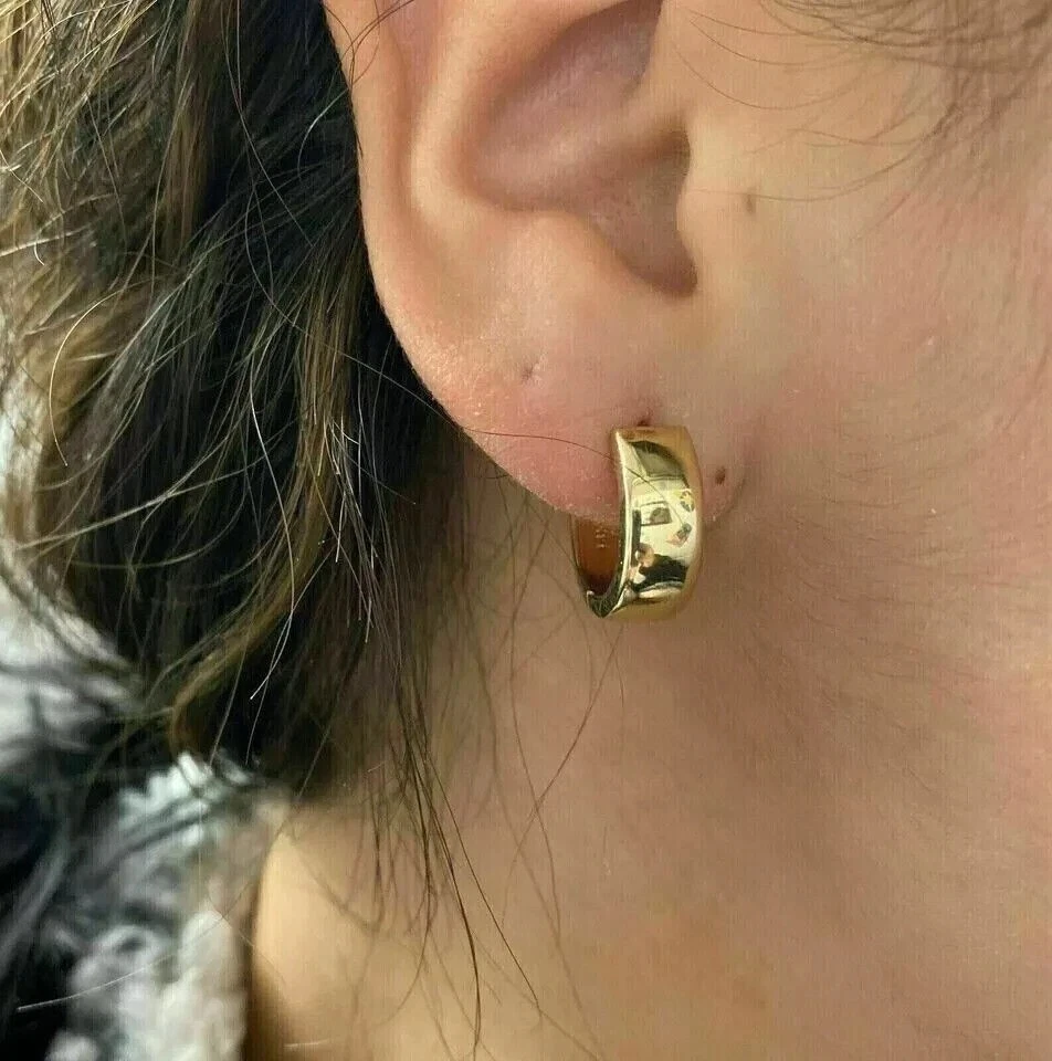 Hermosos pendientes de aro Huggie exclusivos para mujer enchapados en oro amarillo sólido de 14K Foto 2 de 4