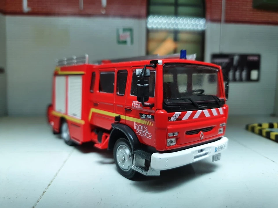 Renault S180 Fire Engine 1993 French VI Midliner 1:43 Scale Diecast Model Salvat - Image 4 of 4