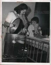 1951 Press Photo Judy Ruseitto & Nursing Student Changing Hot Packs  - nee28095