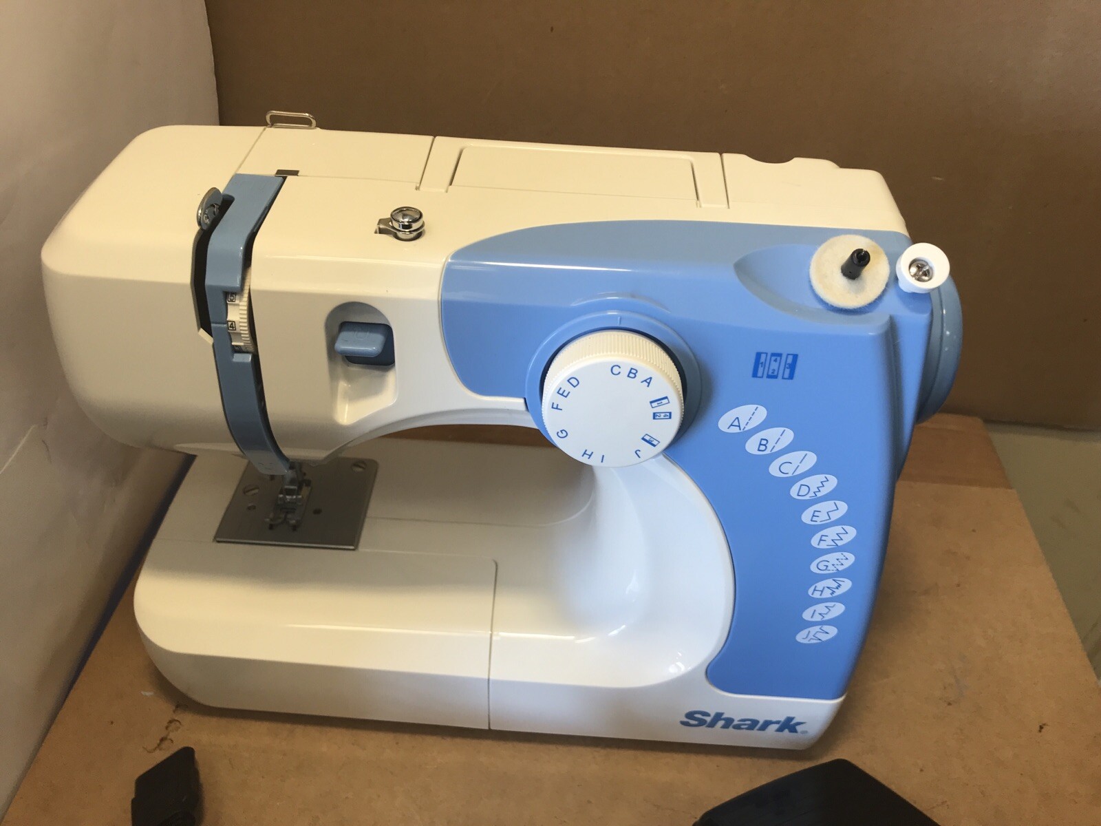 (Grade A) Shark 612C sewing machine with power cable + pedal + manual