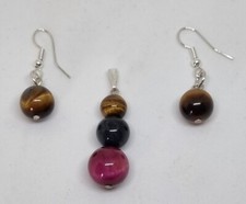 Schöne Ohrringe und Anhänger Set 