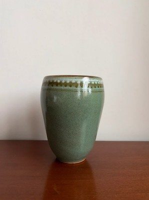 Grüne Handarbeit Studiokeramik Vase Topf 15cm hoch glänzende Glasur handbemalt deutsch