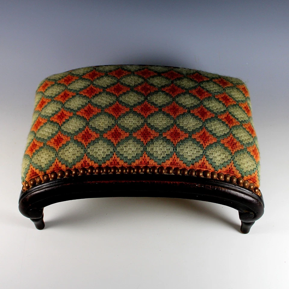 Antiguo reposapiés francés tallado en nogal / tapicería original otomana Foto 3 de 4