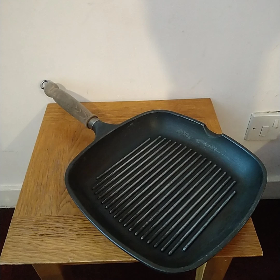 Roch Guss 29cm Cast Iron Griddle Pan Made In Italy with Wooden Handle