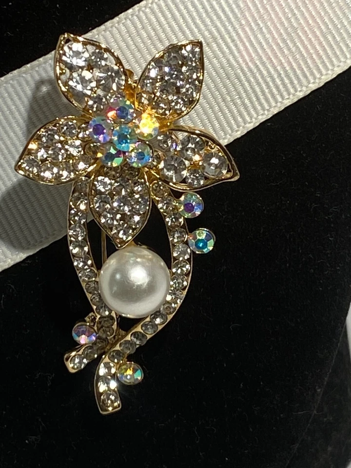 BETSEY JOHNSON BROCHE COLGANTE ORO AB CRISTAL FLOR Y TALLO PERLA ACENTO Foto 3 de 4
