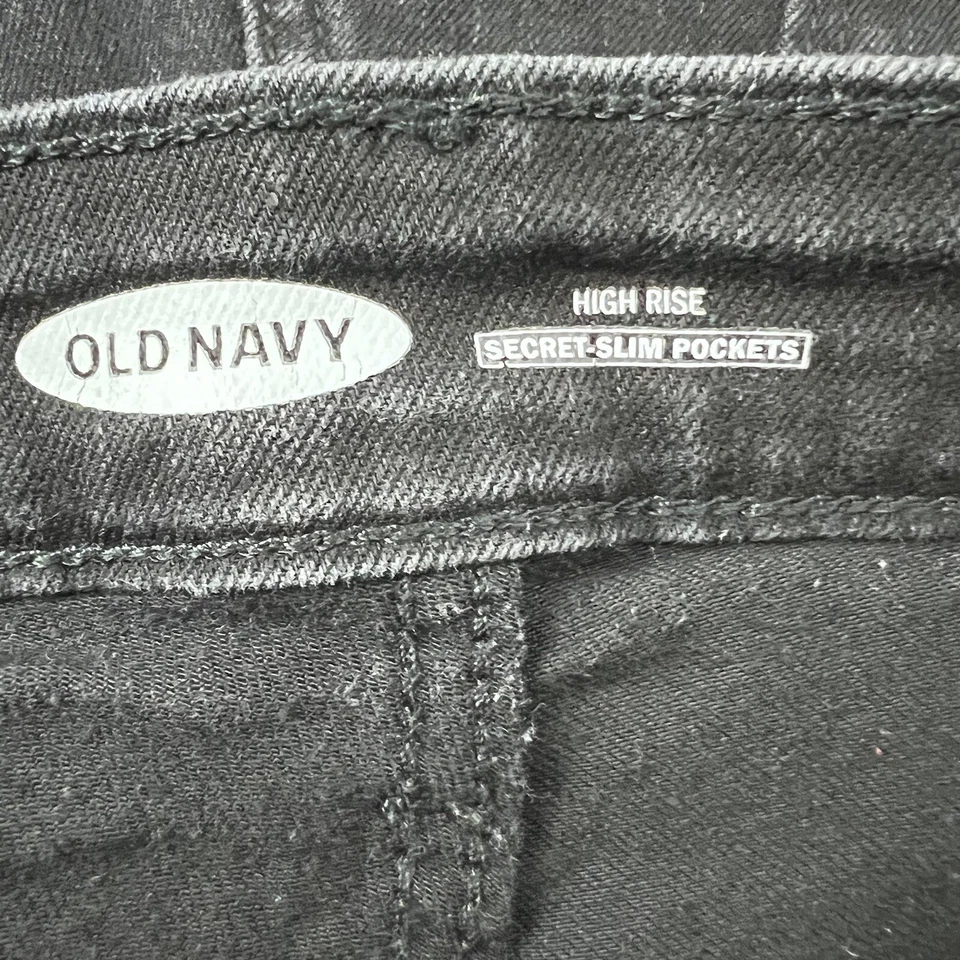 Bermuda jeans OLD NAVY tamanho 8 cor preta botão bolsos mosca bainha crua punho de 1” - Imagem 3 de 4