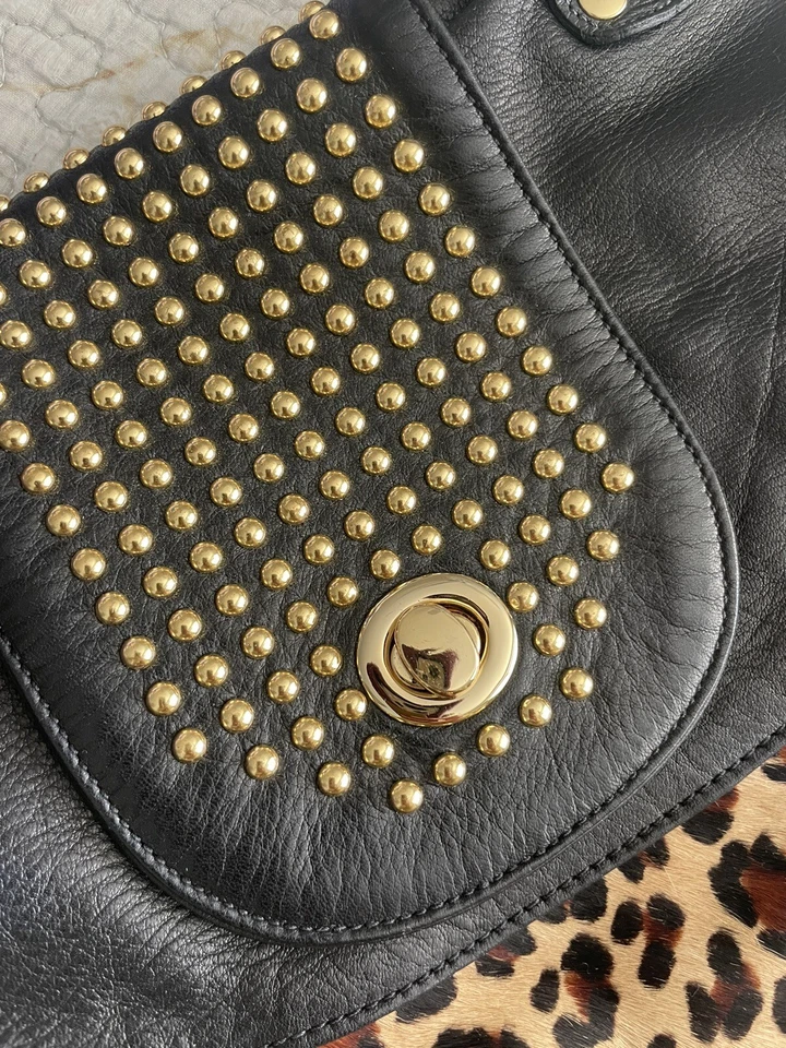 Pelo de becerro piel de vaca leopardo cuero suave Clever Carriage Co. tachuelas doradas negras Foto 2 de 4