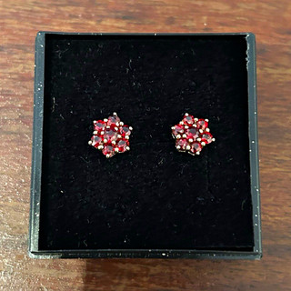 Echtgold 333 Granat Ohrringe / Ohrstecker Blume