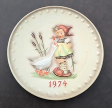 M.J. Hummel 1985  Annual Plate Goebel Germany Girl Feeding Baby Chicks No Box