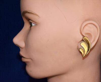Vintage Signierte TRIFARI Krone Goldfarbene Texturierte FEDER Clip-On Ohrringe