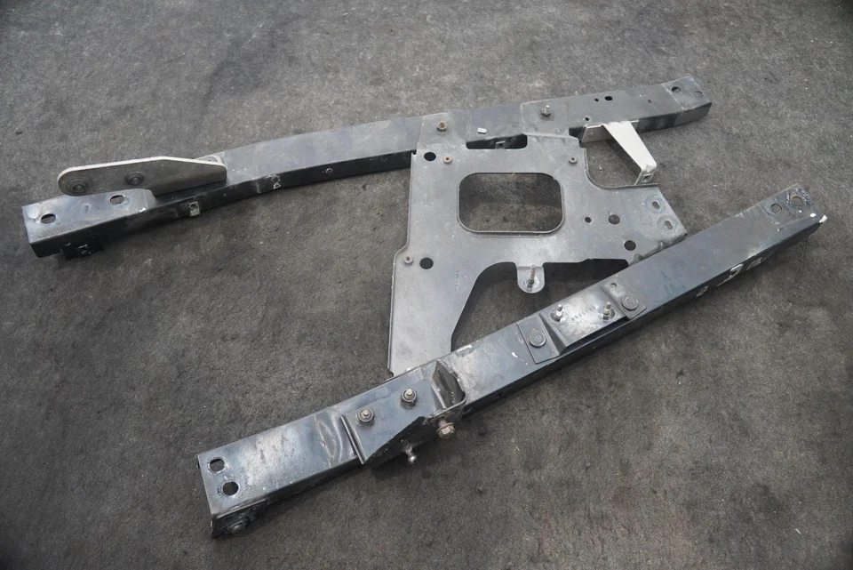 Кронштейн для передней правой панели капота 4865240AA Chrysler Plymouth Prowler 02 - Изображение 3 из 4