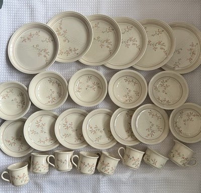 Biltons Vintage Coloroll England Rose Rankgitter 24 Stück Teller Schüssel Tasse Set abgebildet
