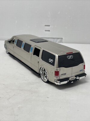 Vintage 1/24 Diecast Ford Excursion Rim Sinn Silver Minicar Maisto