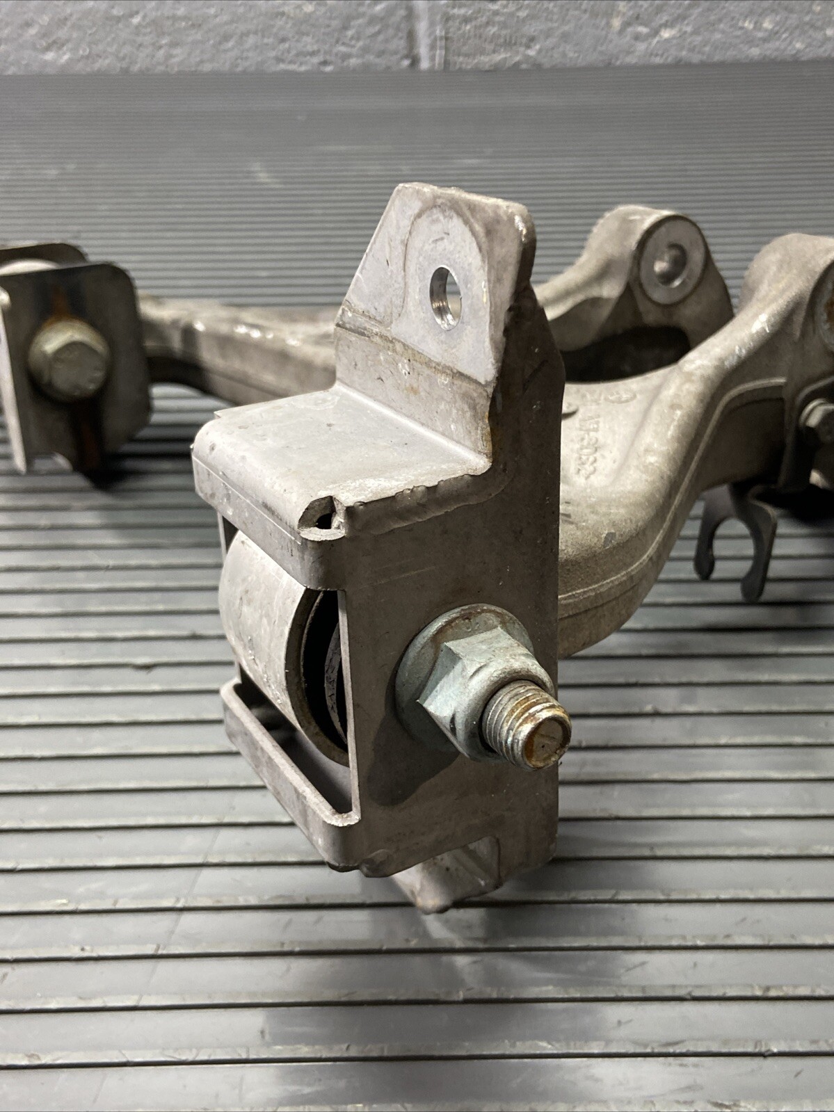2008-2015 Audi R8 42 Front Left Upper Control Arm Joint 70k Miles 420407505E OEM