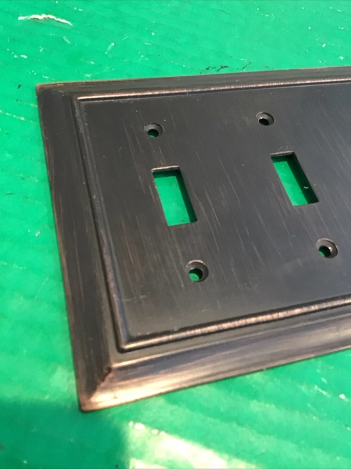 Placa de interruptor Liberty LHMC 4 luces placa de cubierta de interruptor cuádruple acabado engrasado de bronce Foto 2 de 4