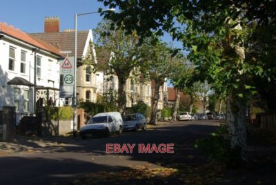 FOTOSTATION STRASSE SHIREHAMPTON VON SEINER KREUZUNG AUS GESEHEN MIT AUFGEHÄNGTER STRASSE BELAUBTE STA