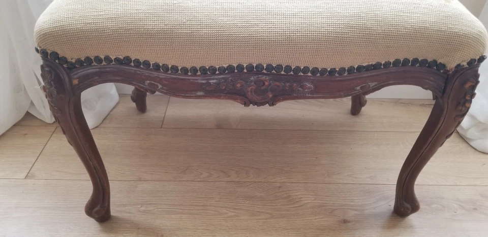 Antiguo banco de punta de aguja de madera tallada estilo francés recorte de cabeza de clavo RECOGIDA LOCAL  Foto 3 de 4