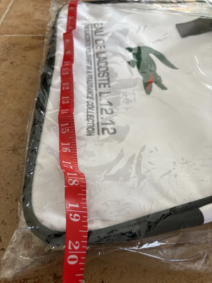 Bolso de lona con cremallera Lacoste Eau de Lacoste fragancia sin abrir con correa para el hombro Foto 3 de 4