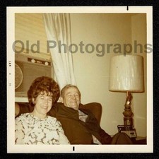 FELIZ PAREJA MUJER BOUFFANT SALÓN SOFÁ LÁMPARA 1971 FOTO ANTIGUA/VINTAGE - J151