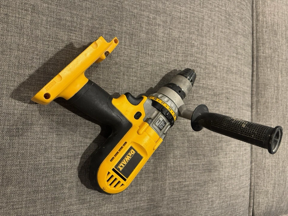 DeWalt DC900 hammer drill 36v CORDLESS Needs Brushes Sparks When Turned On - Image 2 of 4