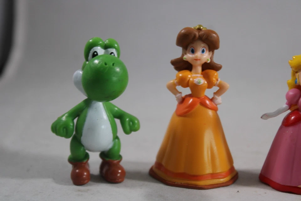 Super Mario Bros Nintendo Figure Lot Banpresto 2007 Luigi Mario Peach Daisy - Image 2 of 4