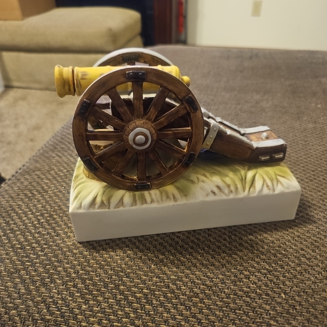 Vintage Mogen David Cannon Concord Wine Ceramic Decanter 6.25x8.25"