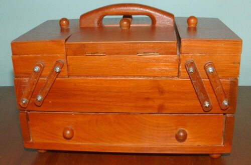 Minature travelling wooden cantilever sewing box - Afbeelding 1 van 4