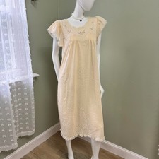 Vintage Barbizon Lace Nightgown 70s/80s Cream Peignoir Dress with Embroidered