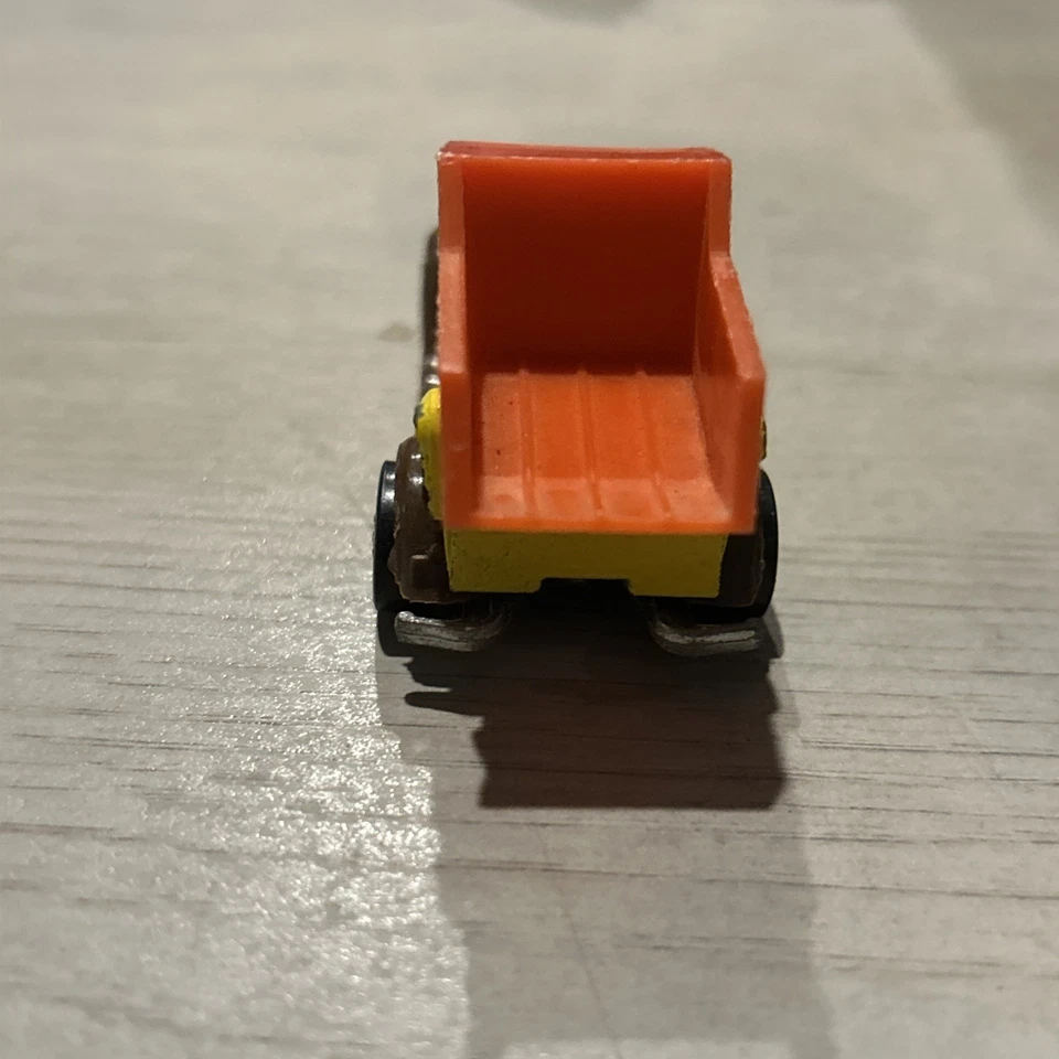 De colección Hot Wheels DUMPIN A TRUCKIN HOT ROD Colores Voladores AMARILLO HK Foto 4 de 4