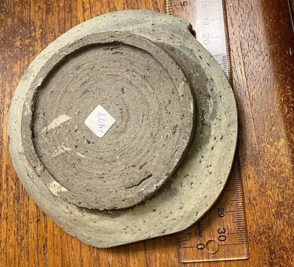 Antiguo plato de cerámica de gres tailandés con decoración de peces estilizados 13-15 Foto 2 de 4