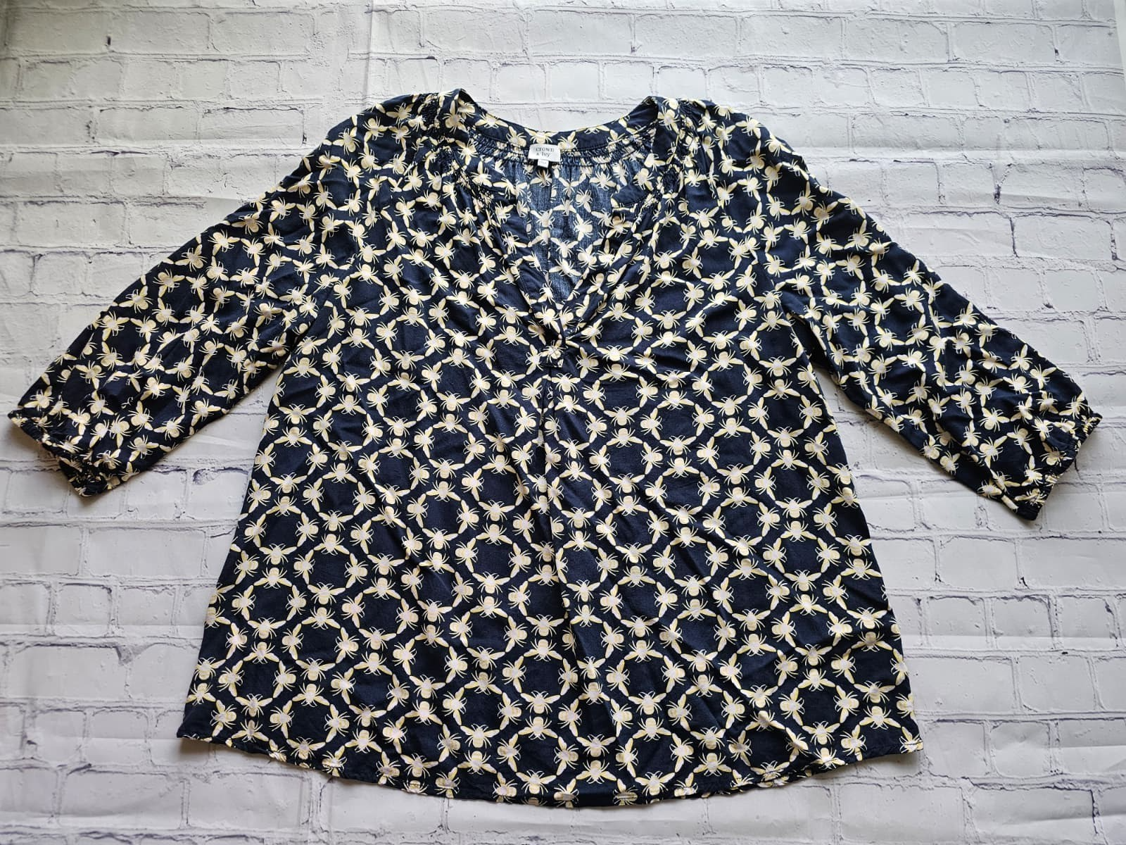Crown & Ivy Women’s Blouse Large Navy Blue Bee Print 3/4 Sleeve Rayon Pre-Owned