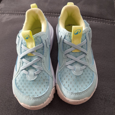 Decathlon Hellblaue Turnschuhe Gr.28
