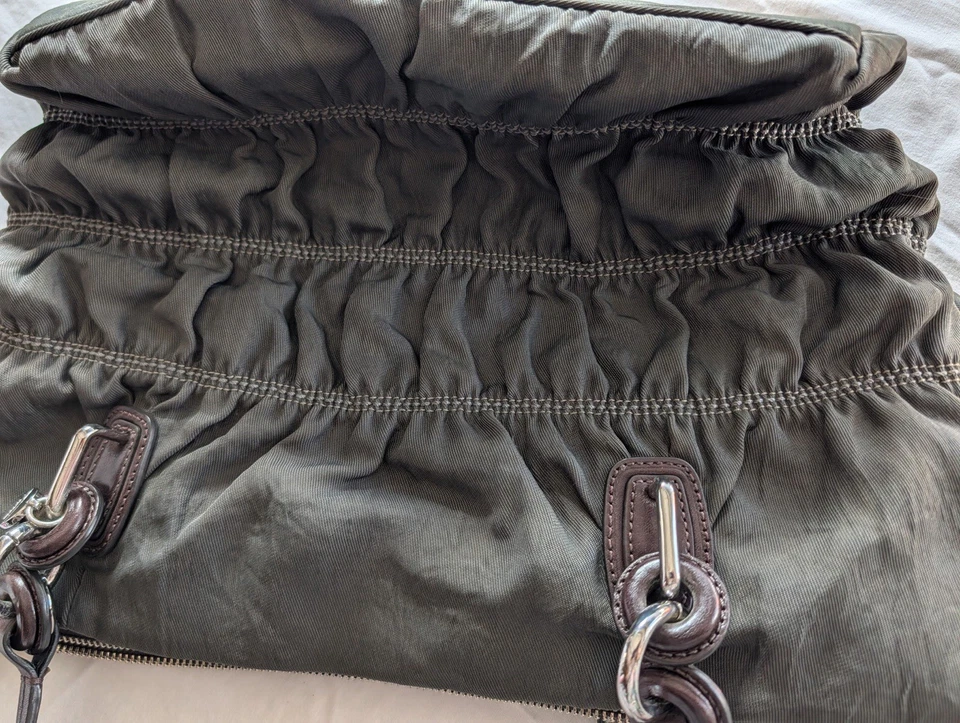 Bolso de Mano TUMI Clásico de Viaje Negro Claro con Color Gris Foto 3 de 4