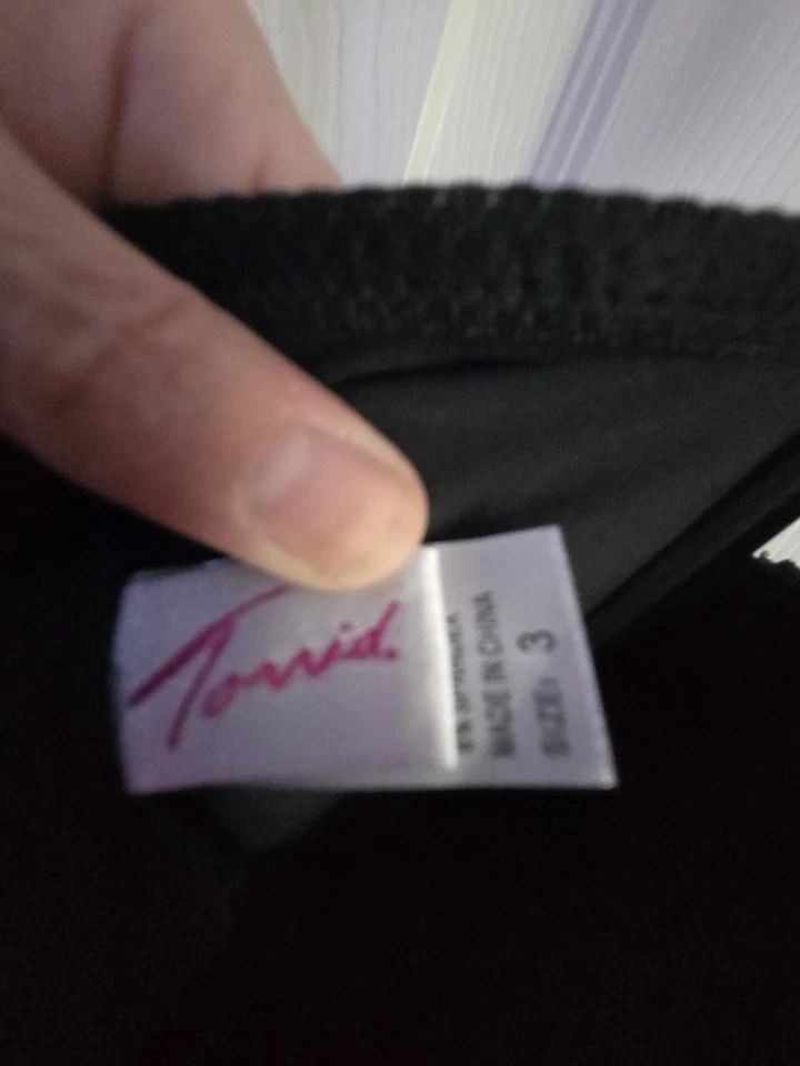 Torrid 尺寸 3 黑色带热粉色头骨沐浴套装 — 第 3/3 张图片